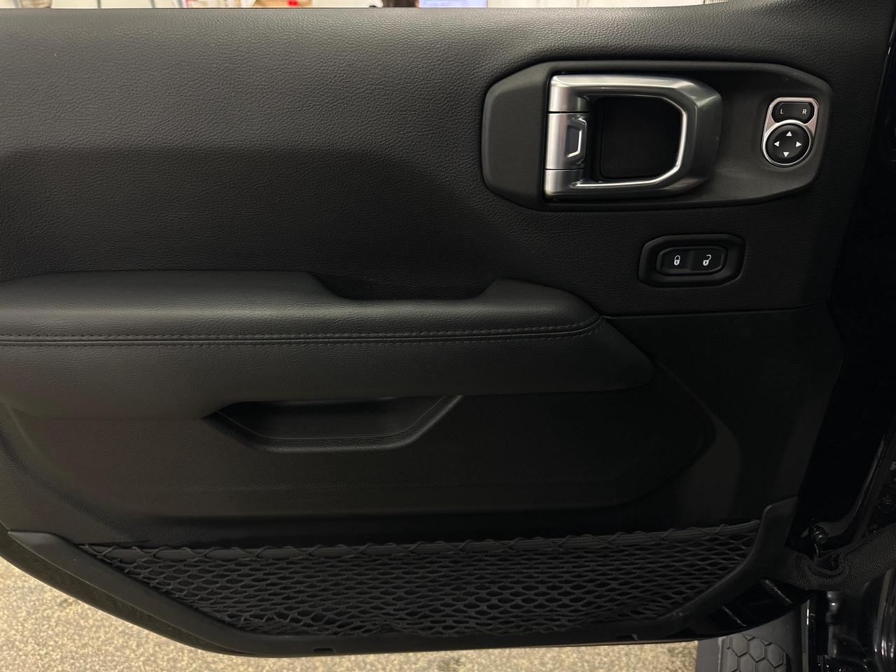 2023 Jeep Wrangler Sahara - LEATHER/3 PC TOP/NAVI/1 OWNER! Photo