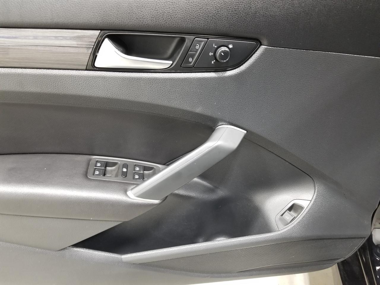 2020 Volkswagen Passat Highline 4dr Sedan Photo
