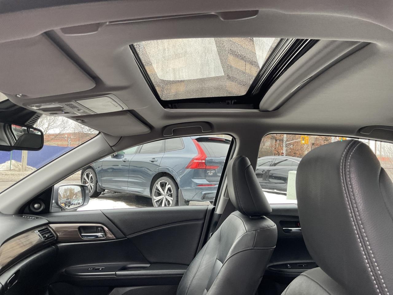 2017 Honda Accord Touring - LTHR! NAV! BACK-UP/BLIND-SPOT CAM! SUNRO Photo