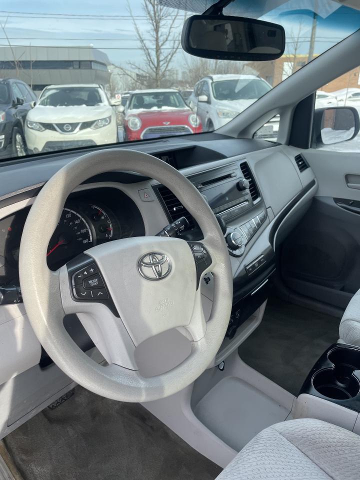 2014 Toyota Sienna LE 8-Passenger backup camera blue tooth low km Photo