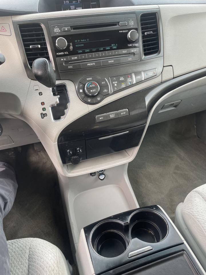 2014 Toyota Sienna LE 8-Passenger backup camera blue tooth low km Photo