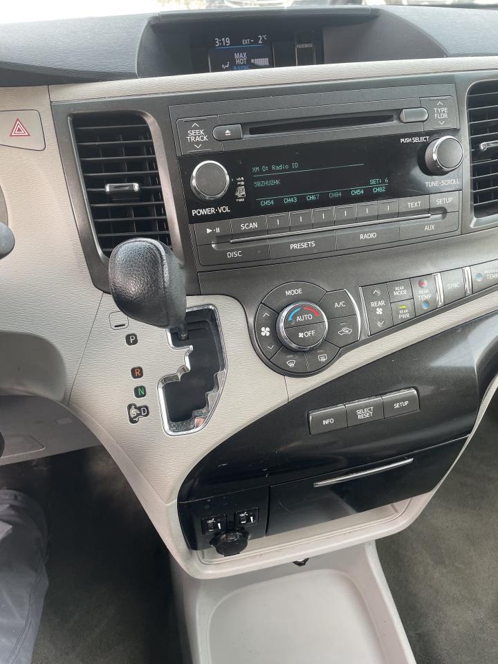 2014 Toyota Sienna LE 8-Passenger backup camera blue tooth low km Photo