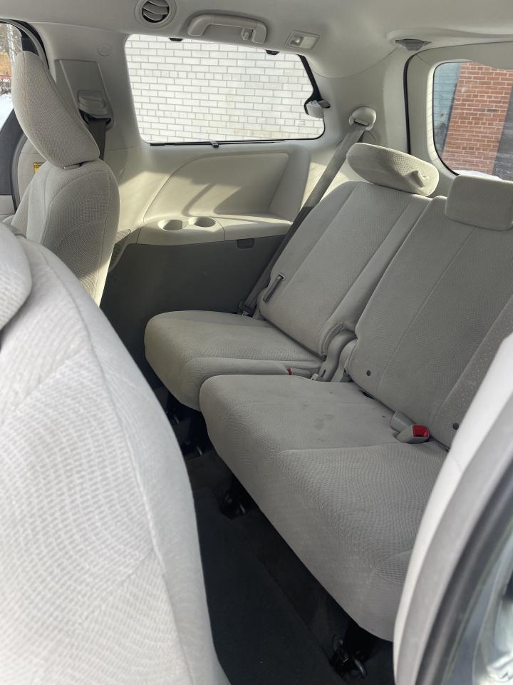 2014 Toyota Sienna LE 8-Passenger backup camera blue tooth low km Photo