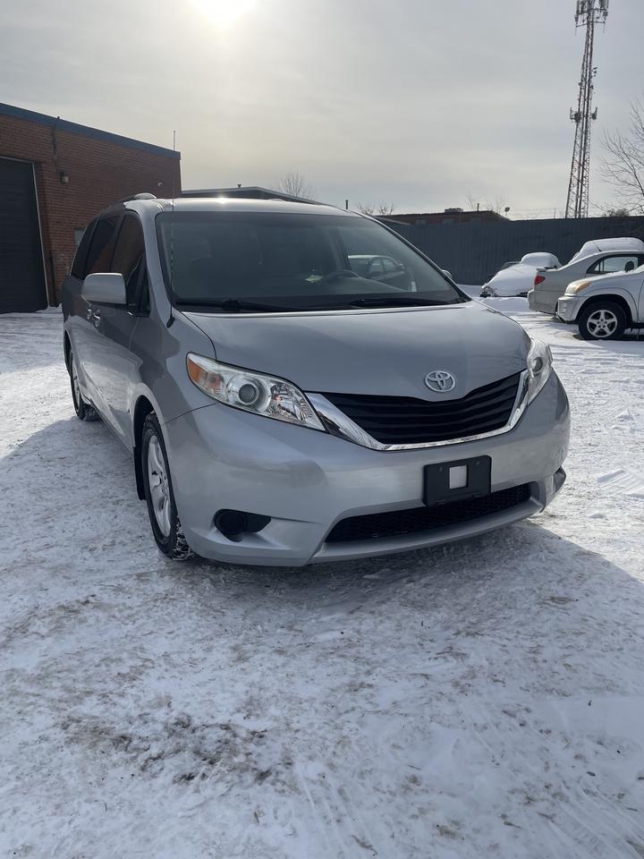2014 Toyota Sienna LE 8-Passenger backup camera blue tooth low km Photo