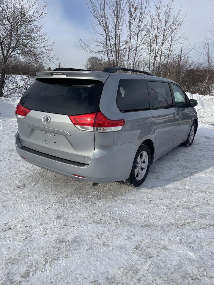 2014 Toyota Sienna LE 8-Passenger backup camera blue tooth low km Photo