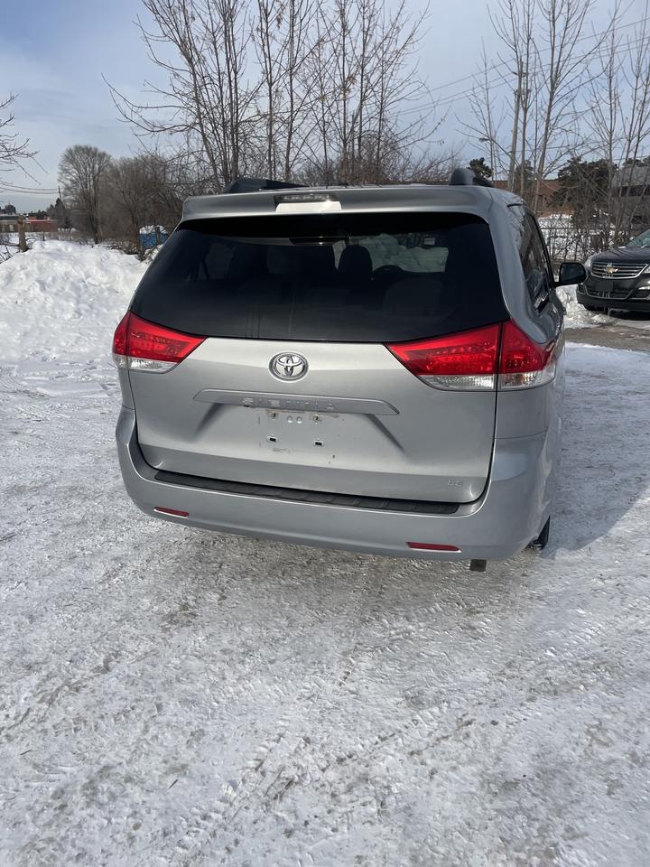 2014 Toyota Sienna LE 8-Passenger backup camera blue tooth low km Photo