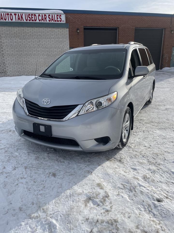2014 Toyota Sienna LE 8-Passenger backup camera blue tooth low km Photo0