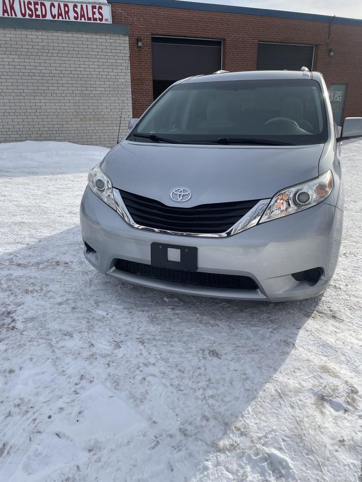 2014 Toyota Sienna LE 8-Passenger backup camera blue tooth low km Photo