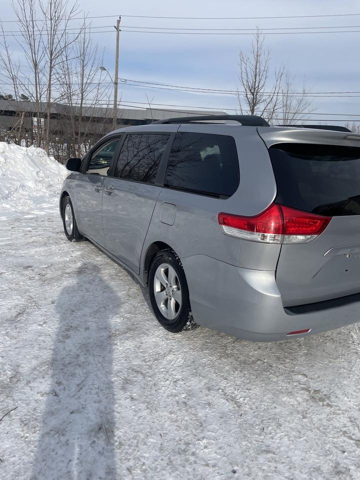 2014 Toyota Sienna LE 8-Passenger backup camera blue tooth low km Photo