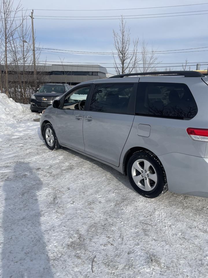 2014 Toyota Sienna LE 8-Passenger backup camera blue tooth low km Photo