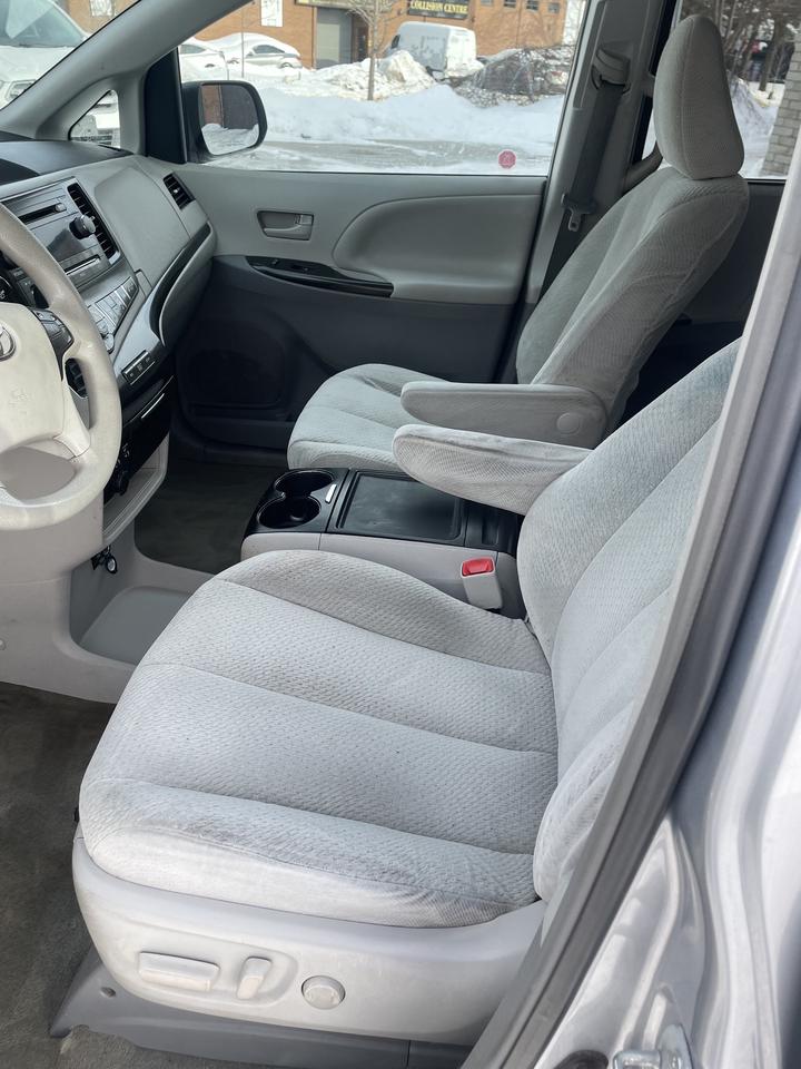 2014 Toyota Sienna LE 8-Passenger backup camera blue tooth low km Photo