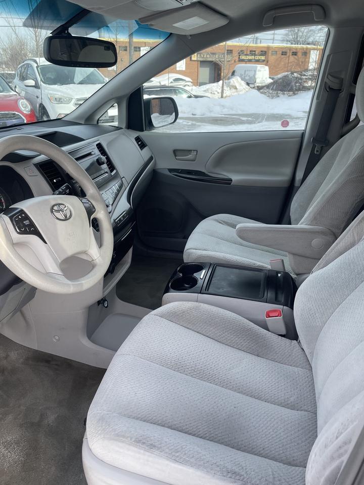 2014 Toyota Sienna LE 8-Passenger backup camera blue tooth low km Photo