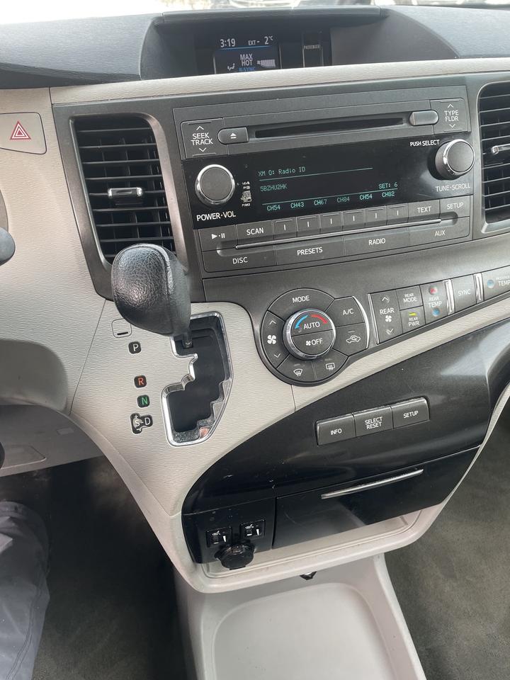 2014 Toyota Sienna LE 8-Passenger backup camera blue tooth low km Photo