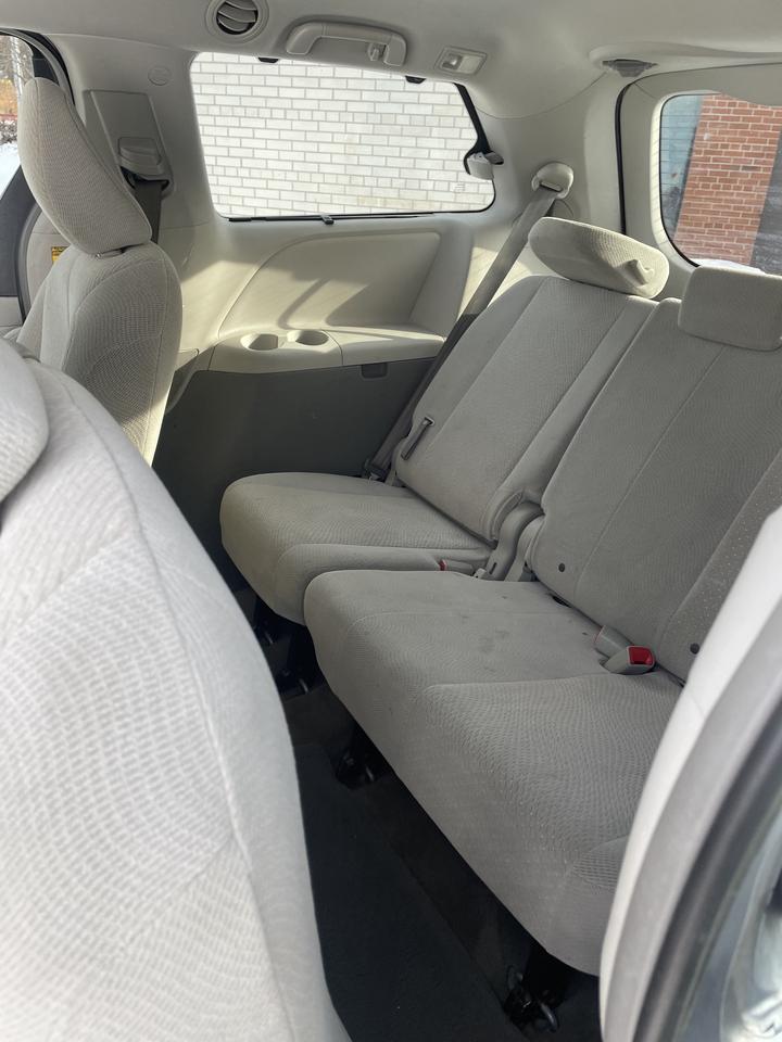 2014 Toyota Sienna LE 8-Passenger backup camera blue tooth low km Photo