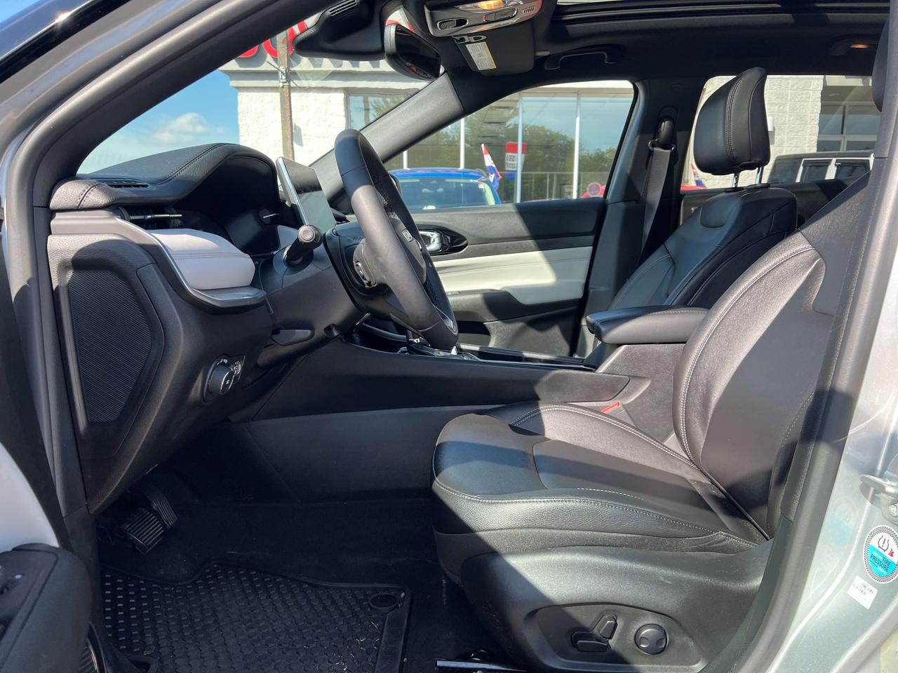 2025 Jeep Compass Limited 4x4 w/Panoramic Sunroof, Alpine Sound Photo