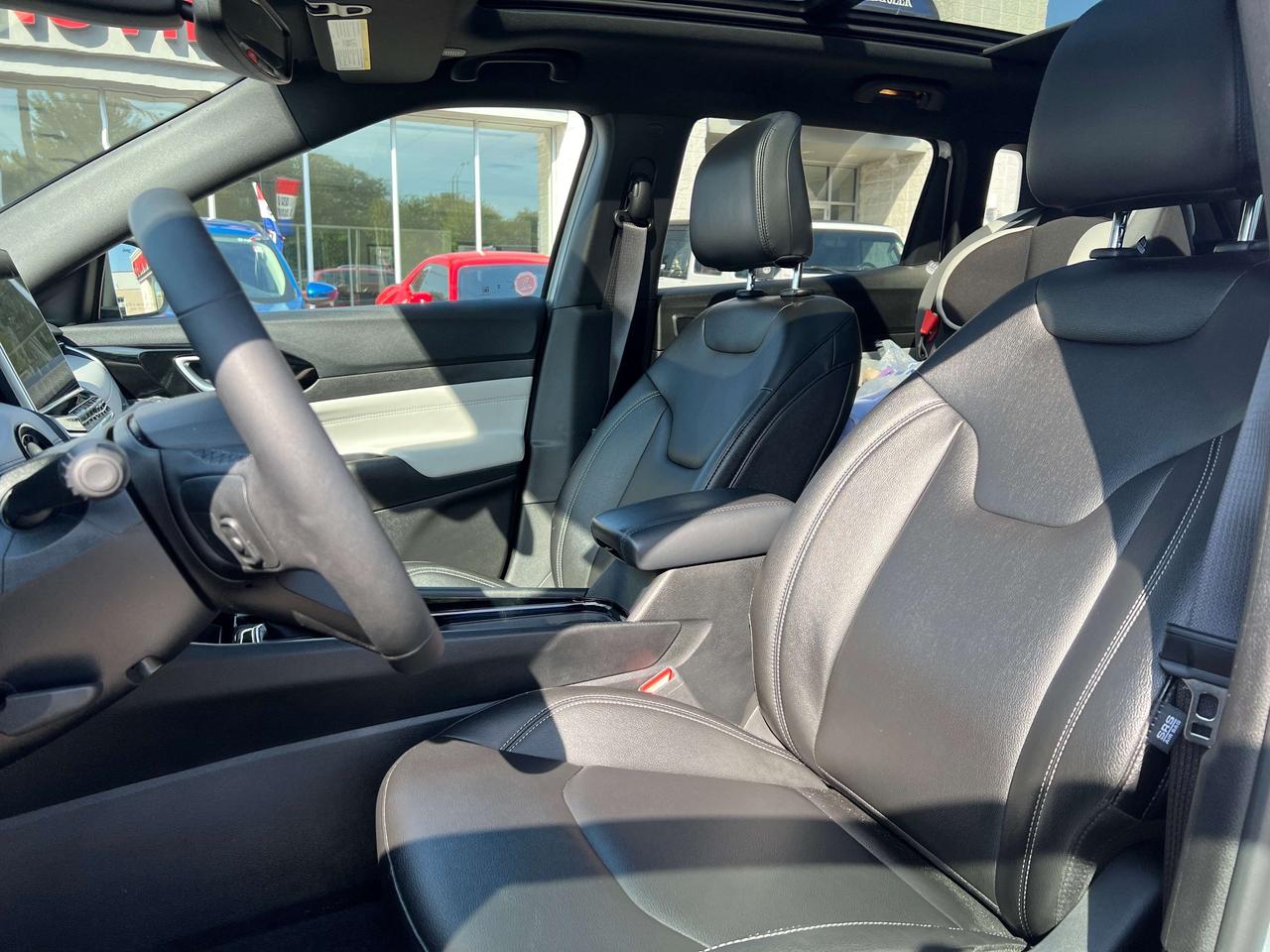 2025 Jeep Compass Limited 4x4 w/Panoramic Sunroof, Alpine Sound Photo
