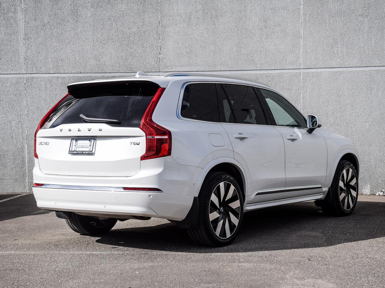 2025 Volvo XC90 Plug-In Hybrid T8 AWD Ultra Bright Theme 7-Seater Photo3