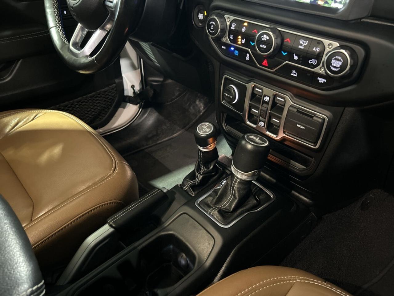 2021 Jeep WRANGLER UNLIMITED Unlimited Sahara 4XE / AWD / Leather / NAV / Soft Photo