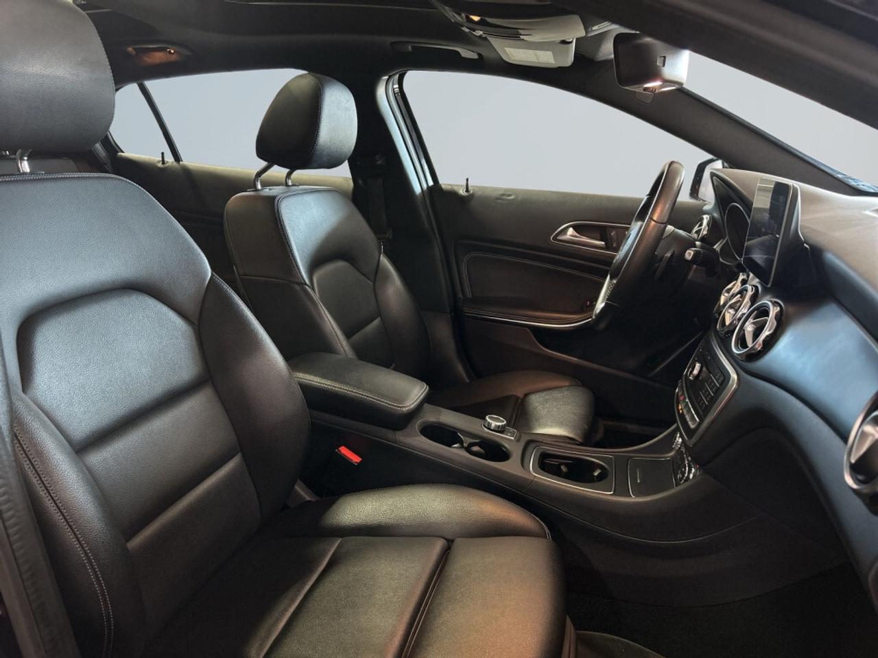 2018 Mercedes-Benz GLA250 4MATIC AMG Pkg / NAV / Sunroof / Leather / Clean Photo