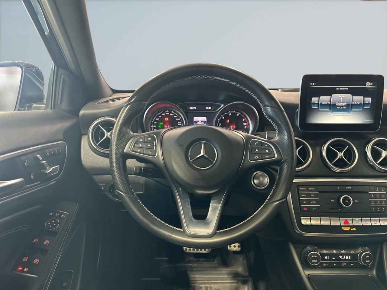2018 Mercedes-Benz GLA250 4MATIC AMG Pkg / NAV / Sunroof / Leather / Clean Photo