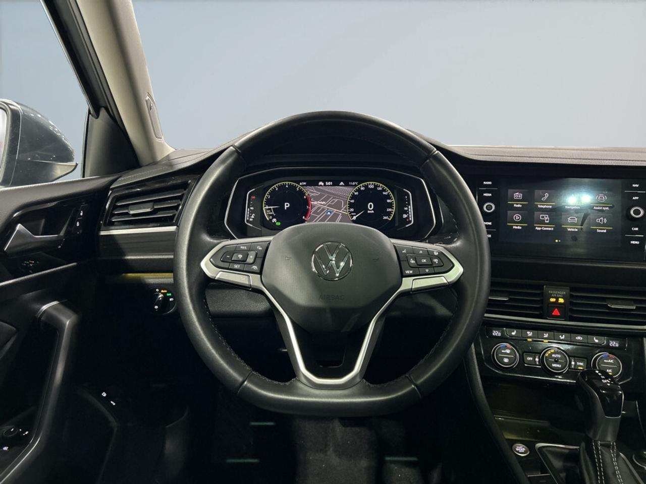 2022 Volkswagen Jetta Highline / Leather / Sunroof / NAV / Lane Keep Ass Photo