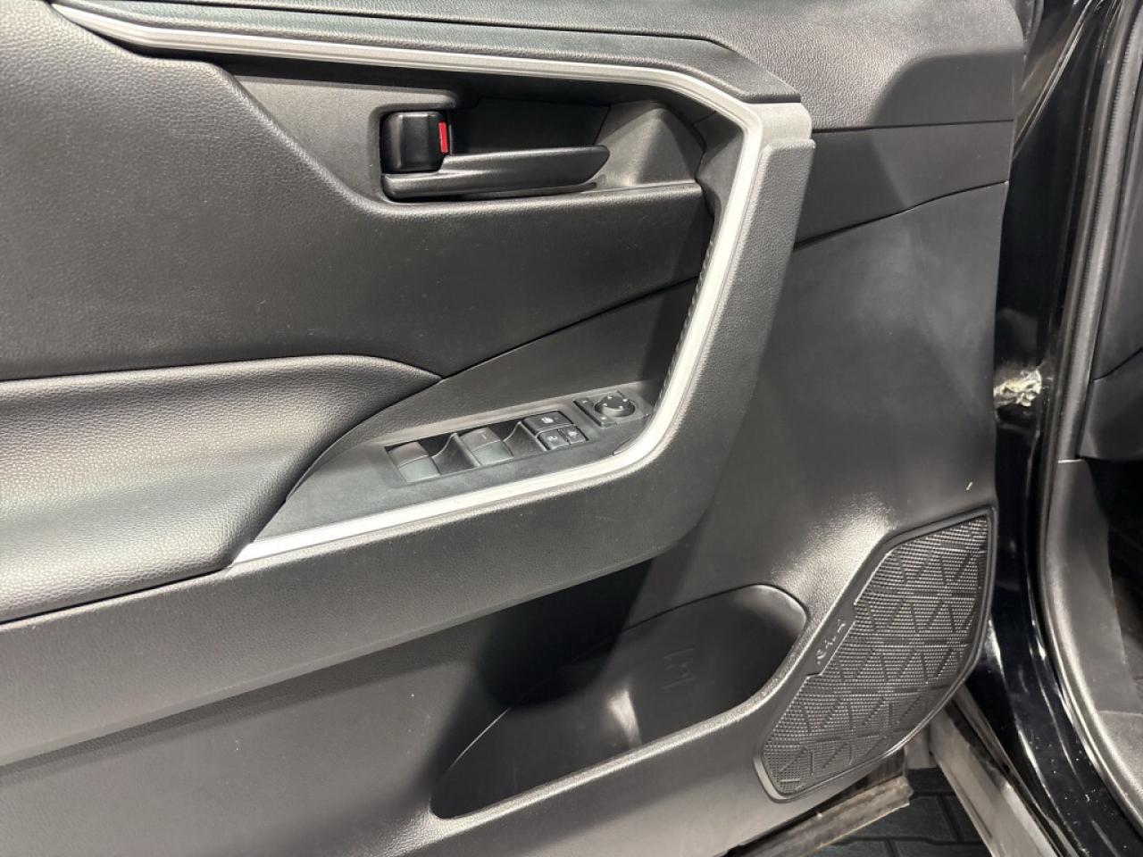 2022 Toyota RAV4 LE / Heated Seats / Lane Assist / Bluetooth / Back Photo