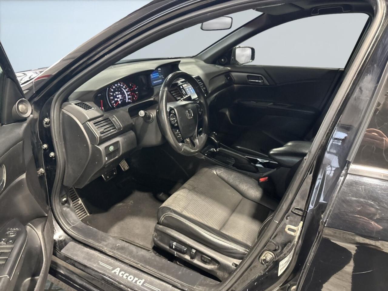 2017 Honda Accord Sedan Sport / Leather / NAVI / Sunroof / Backup Camera / Photo