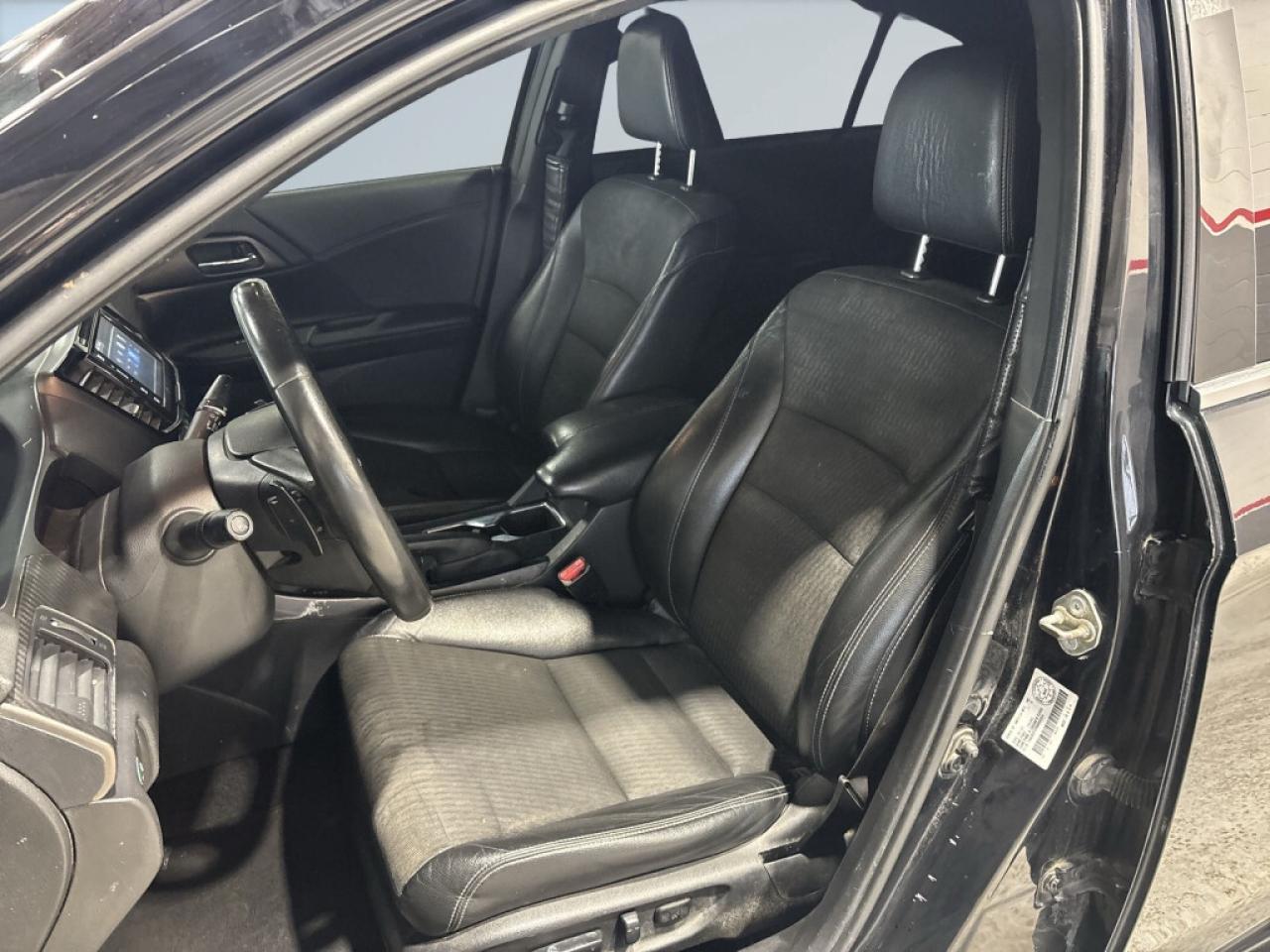 2017 Honda Accord Sedan Sport / Leather / NAVI / Sunroof / Backup Camera / Photo