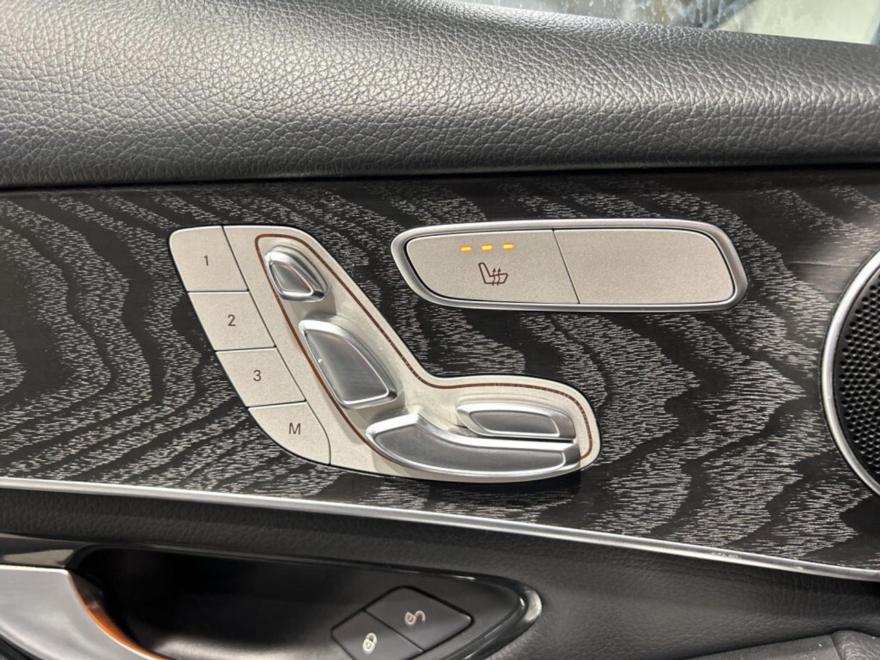 2020 Mercedes-Benz GLC300 AMG Pkg 4Matic / Clean Carfax / NAV / Leather / Su Photo