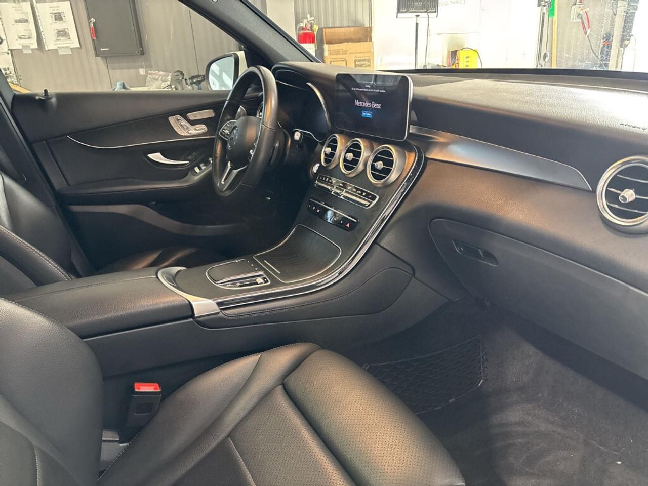 2020 Mercedes-Benz GLC300 4MATIC AMG Pkg /Clean Carfax / Sunroof / Leather / Photo