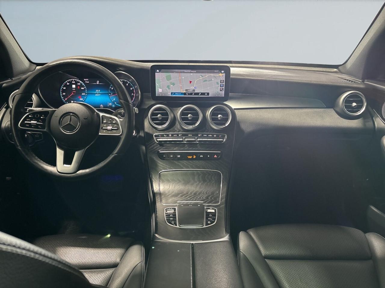 2020 Mercedes-Benz GLC300 4MATIC AMG Pkg /Clean Carfax / Sunroof / Leather / Photo