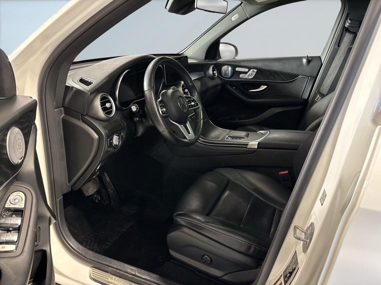 2020 Mercedes-Benz GLC300 4MATIC AMG Pkg /Clean Carfax / Sunroof / Leather / Photo