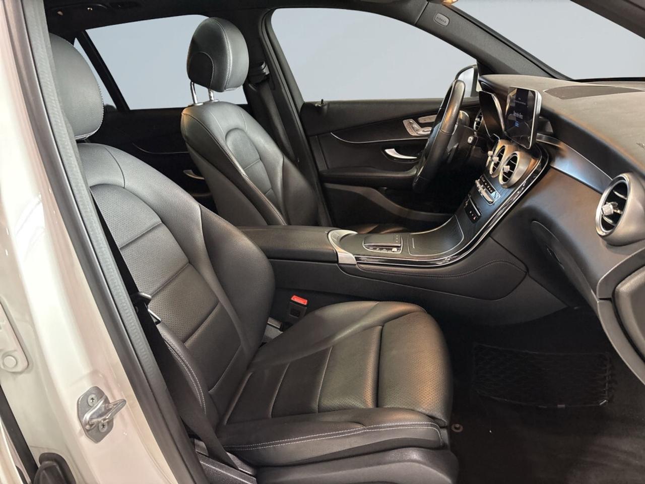 2020 Mercedes-Benz GLC300 4MATIC AMG Pkg /Clean Carfax / Sunroof / Leather / Photo