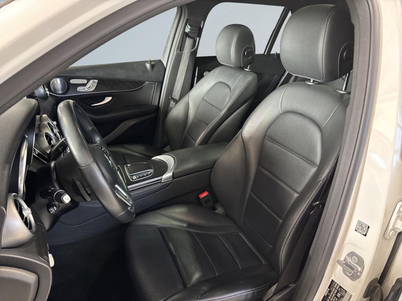 2020 Mercedes-Benz GLC300 4MATIC AMG Pkg /Clean Carfax / Sunroof / Leather / Photo