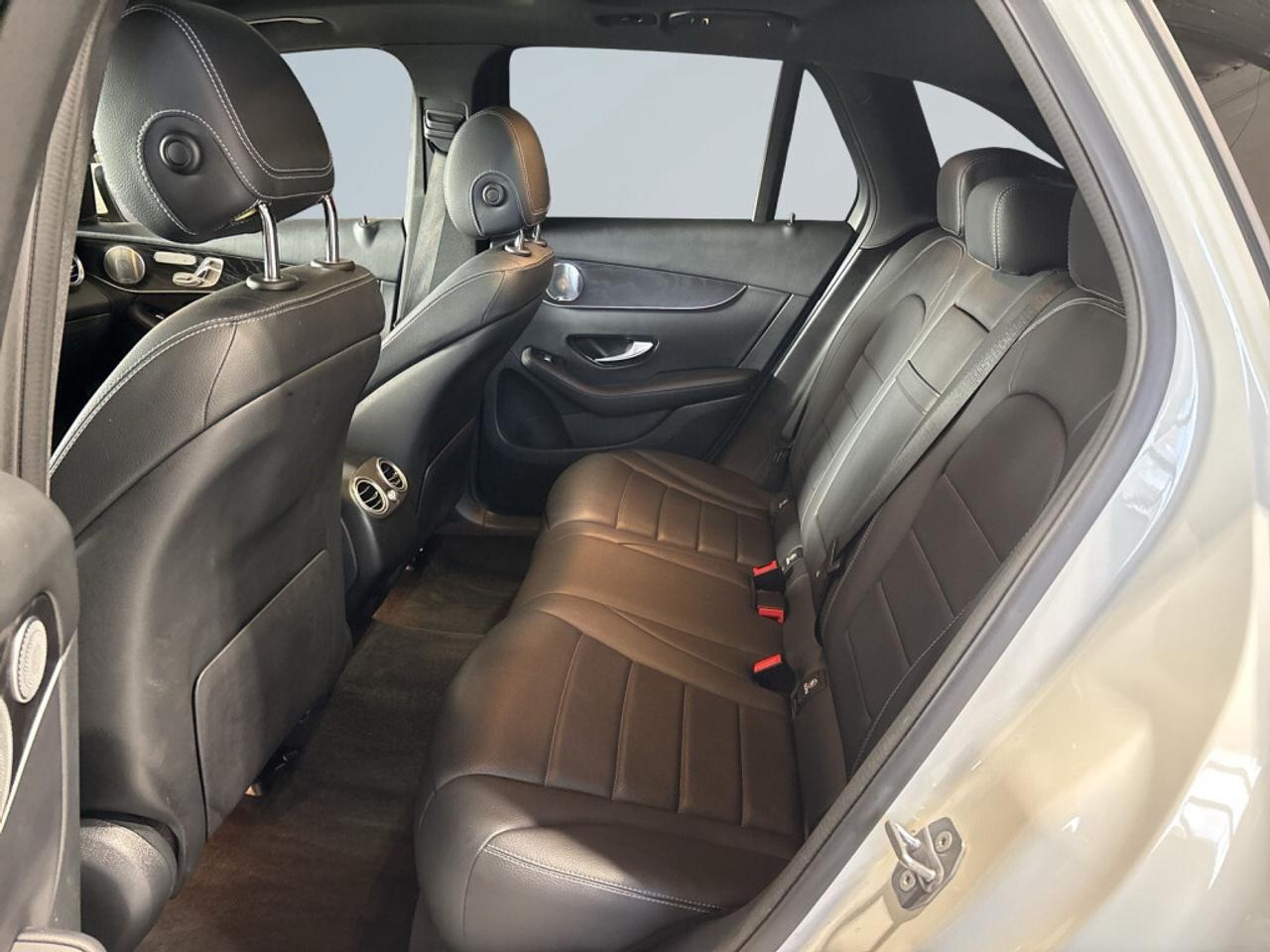 2020 Mercedes-Benz GLC300 4MATIC AMG Pkg /Clean Carfax / Sunroof / Leather / Photo