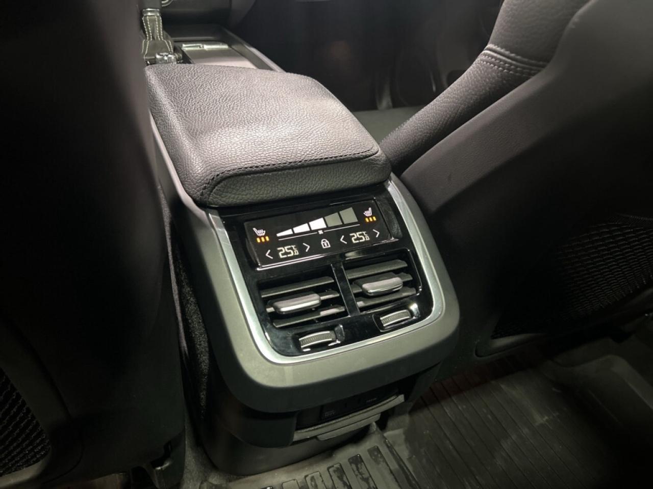 2020 Volvo XC60 T6  R-Design AWD/NAVI/Leather/Sunroof/Drive Assist Photo