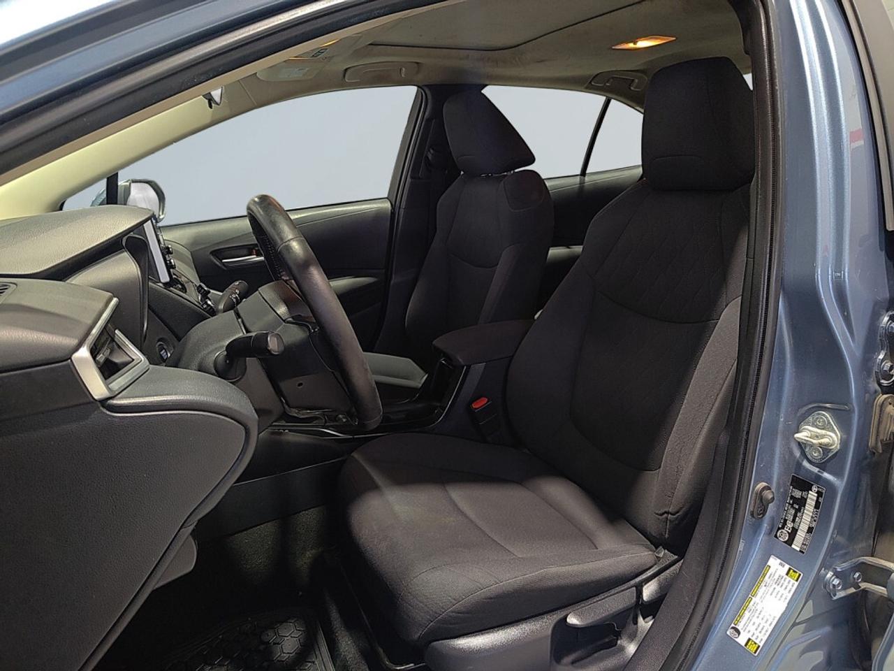 2020 Toyota Corolla LE Sedan / Back Up Cam / Bluetooth / Heated Seats Photo