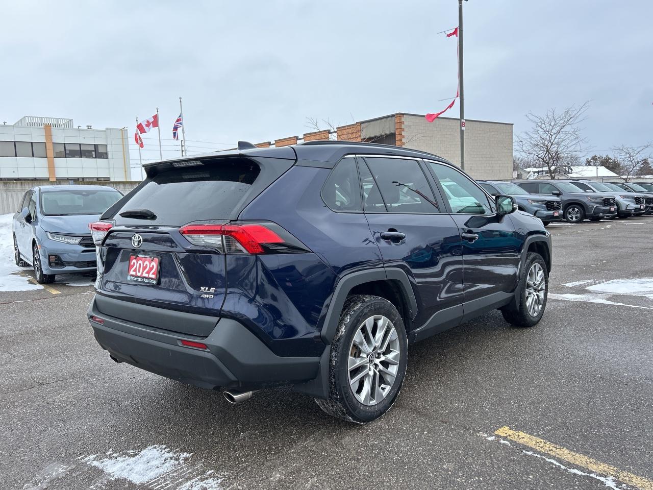 2022 Toyota RAV4 XLE Premium Leather  Sunroof CarPlay Blind Spot Photo4