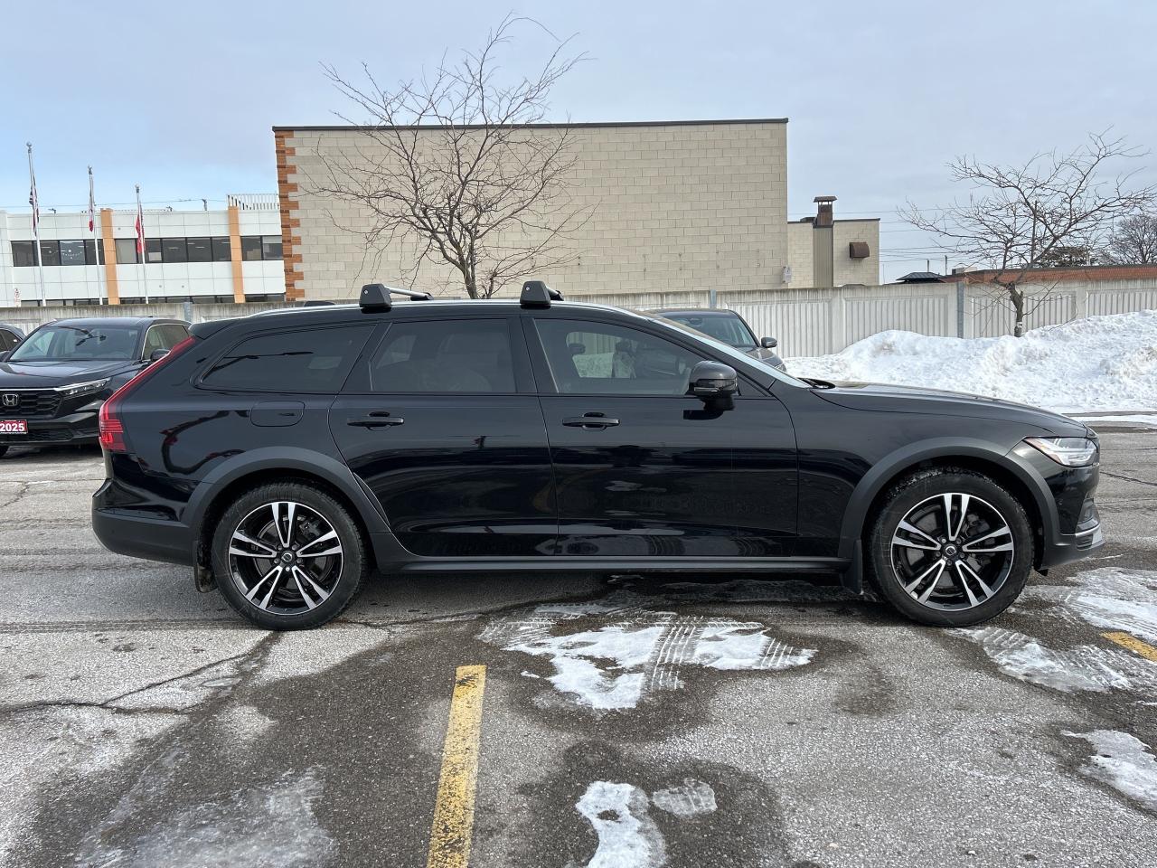 2022 Volvo V90 Cross Country B6 AWD Leather CarPlay Wireless Charging HUD Photo