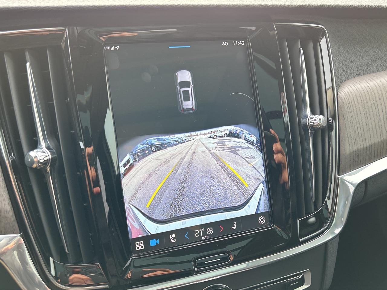 2022 Volvo V90 Cross Country B6 AWD Leather CarPlay Wireless Charging HUD Photo