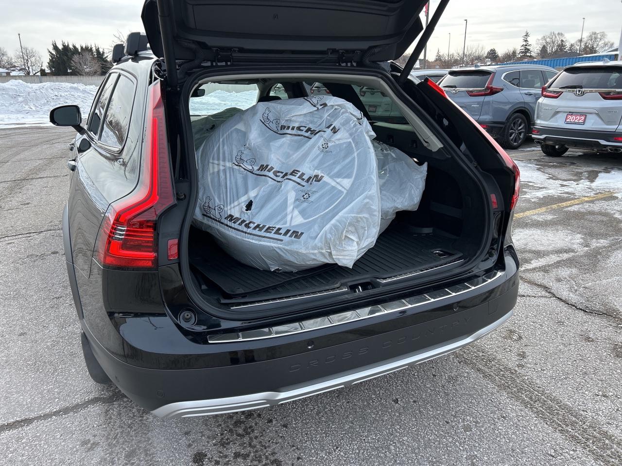 2022 Volvo V90 Cross Country B6 AWD Leather CarPlay Wireless Charging HUD Photo