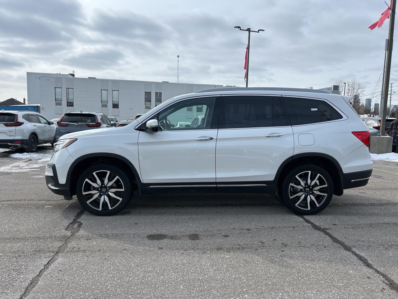 2022 Honda Pilot Touring 7-Passenger  Navigation Sunroof Leather Photo