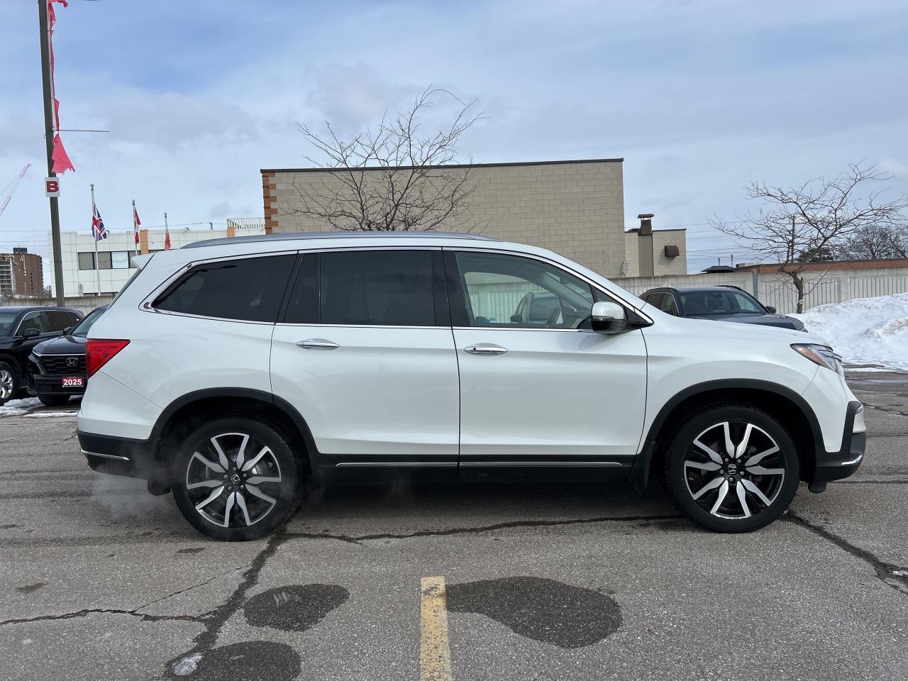2022 Honda Pilot Touring 7-Passenger  Navigation Sunroof Leather Photo