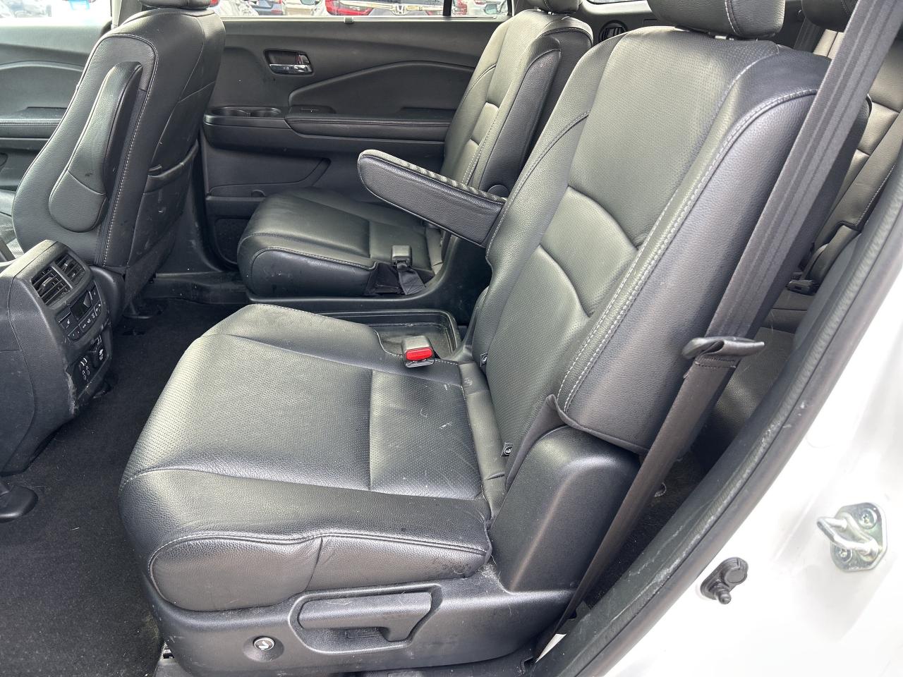 2022 Honda Pilot Touring 7-Passenger  Navigation Sunroof Leather Photo