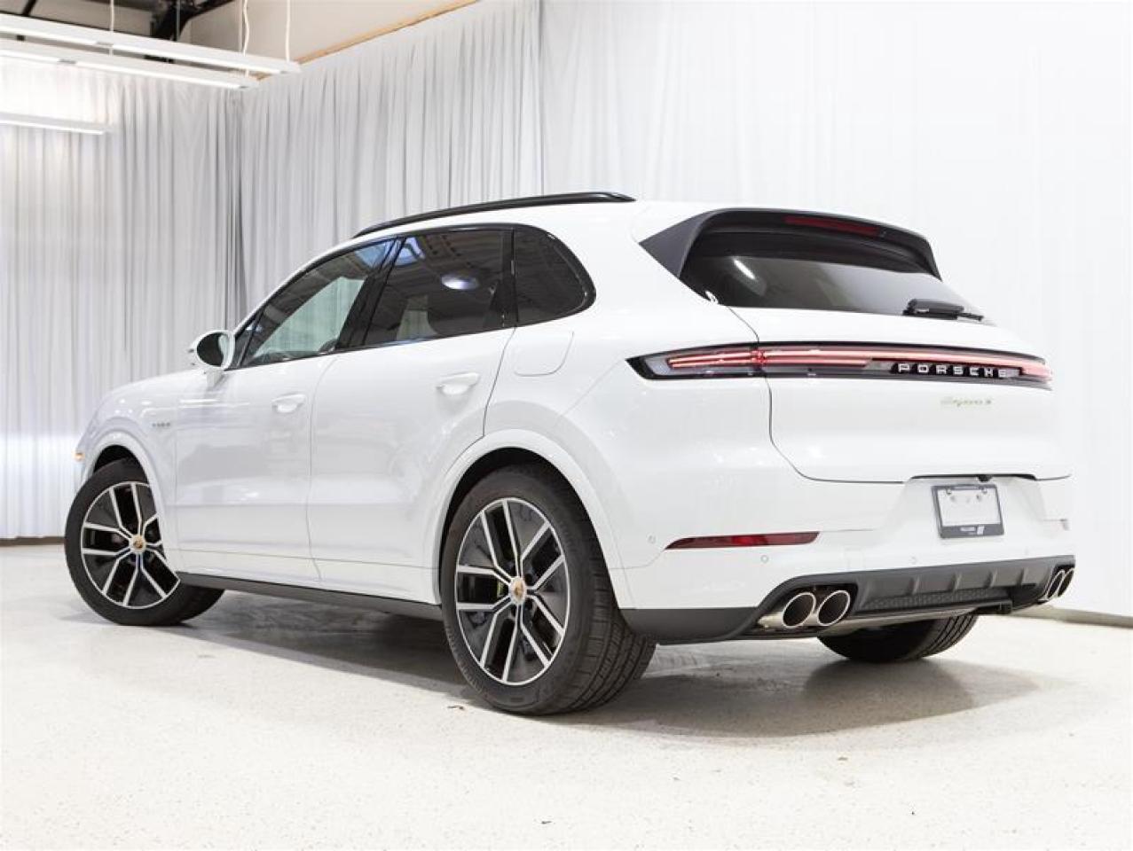 2024 Porsche Cayenne S e-Hybrid AWD Photo2