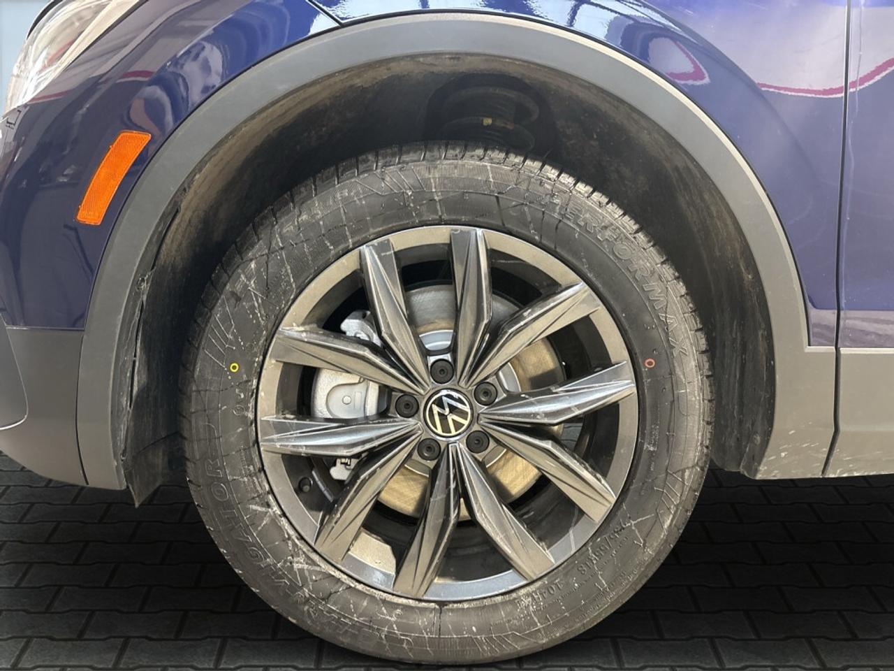 2022 Volkswagen Tiguan Comfortline 4MOTION / Sunroof / Leather / NAV Photo
