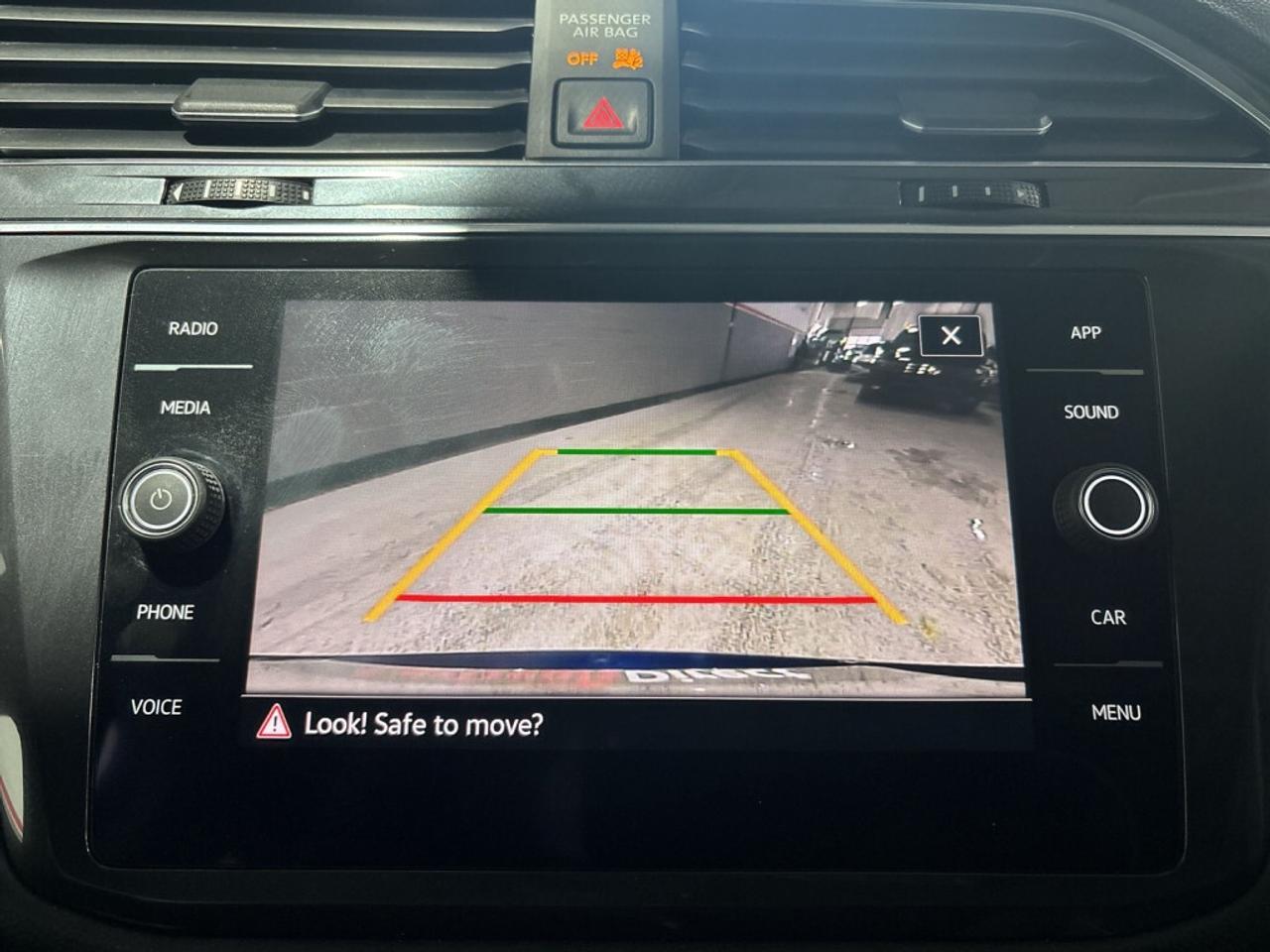 2022 Volkswagen Tiguan Comfortline 4MOTION / Sunroof / Leather / NAV Photo