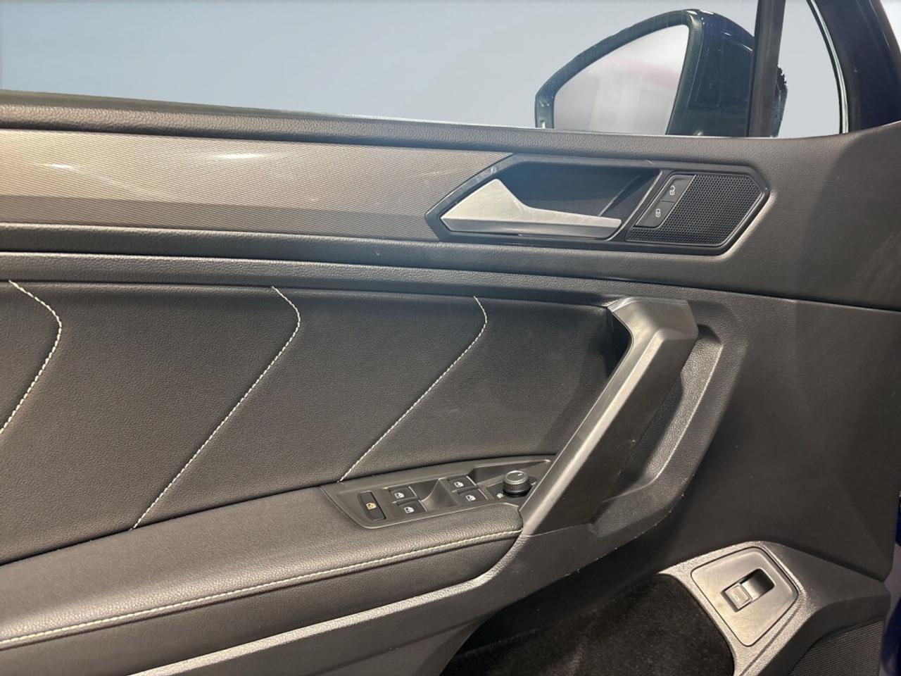 2022 Volkswagen Tiguan Comfortline 4MOTION / Sunroof / Leather / NAV Photo