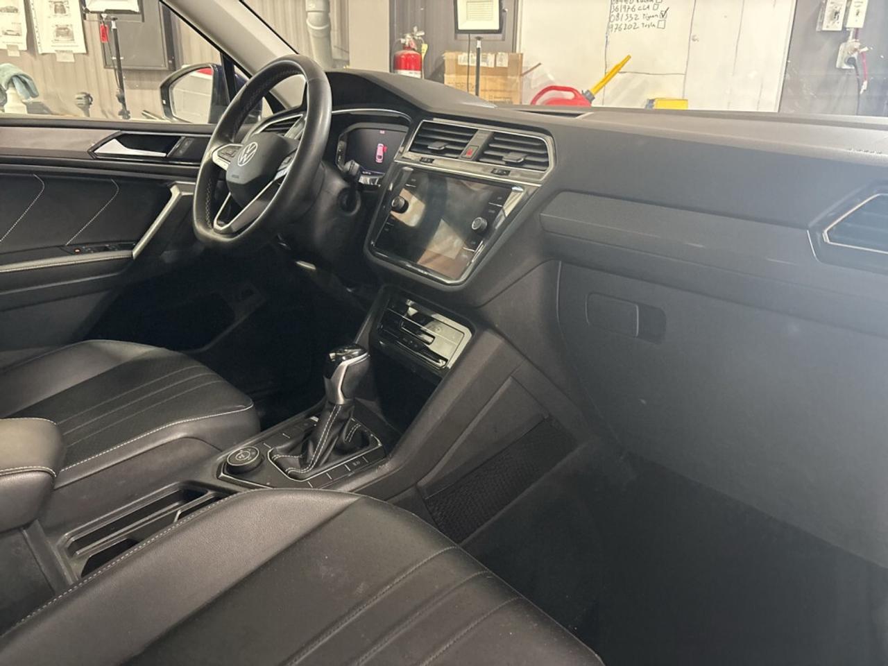 2022 Volkswagen Tiguan Comfortline 4MOTION / Sunroof / Leather / NAV Photo