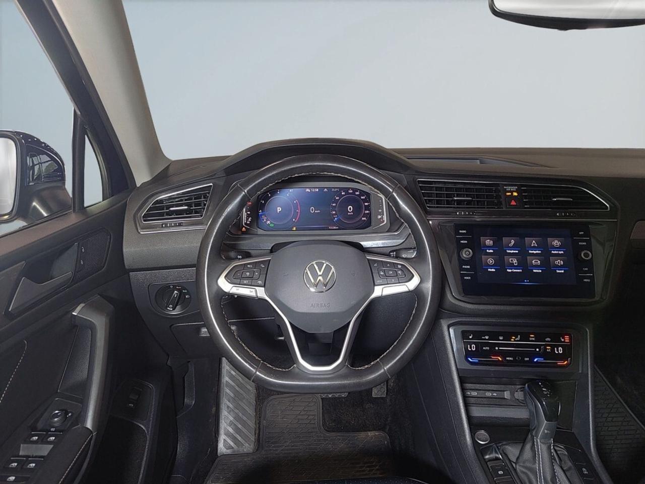 2022 Volkswagen Tiguan Comfortline 4MOTION / Leather / NAV Photo